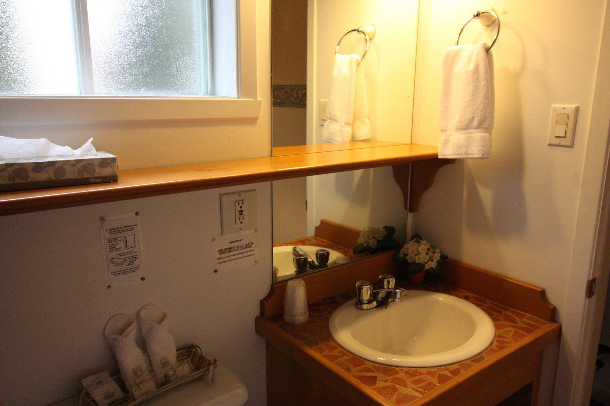 Motel Le Jolibourg Saint-Sauveur Екстер'єр фото